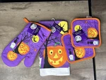 Halloween Kitchen Set Lot Of 4 Oven Mitt Pot Holders Towel New. Fixed Price $10.80.