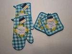 4 Piece Printed Kitchen Linen Set, Spring, 2 Oven Mitts, Pot Holders. Fixed Price $12.99.