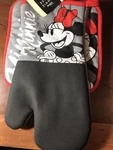 Disney Minnie Mouse 2PK Oversized Mitt & Pot Holder New Best Brands. Fixed Price $15.00.